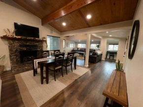 Modern hilltop cabin, 3 miles from Snow Valley Running Springs
